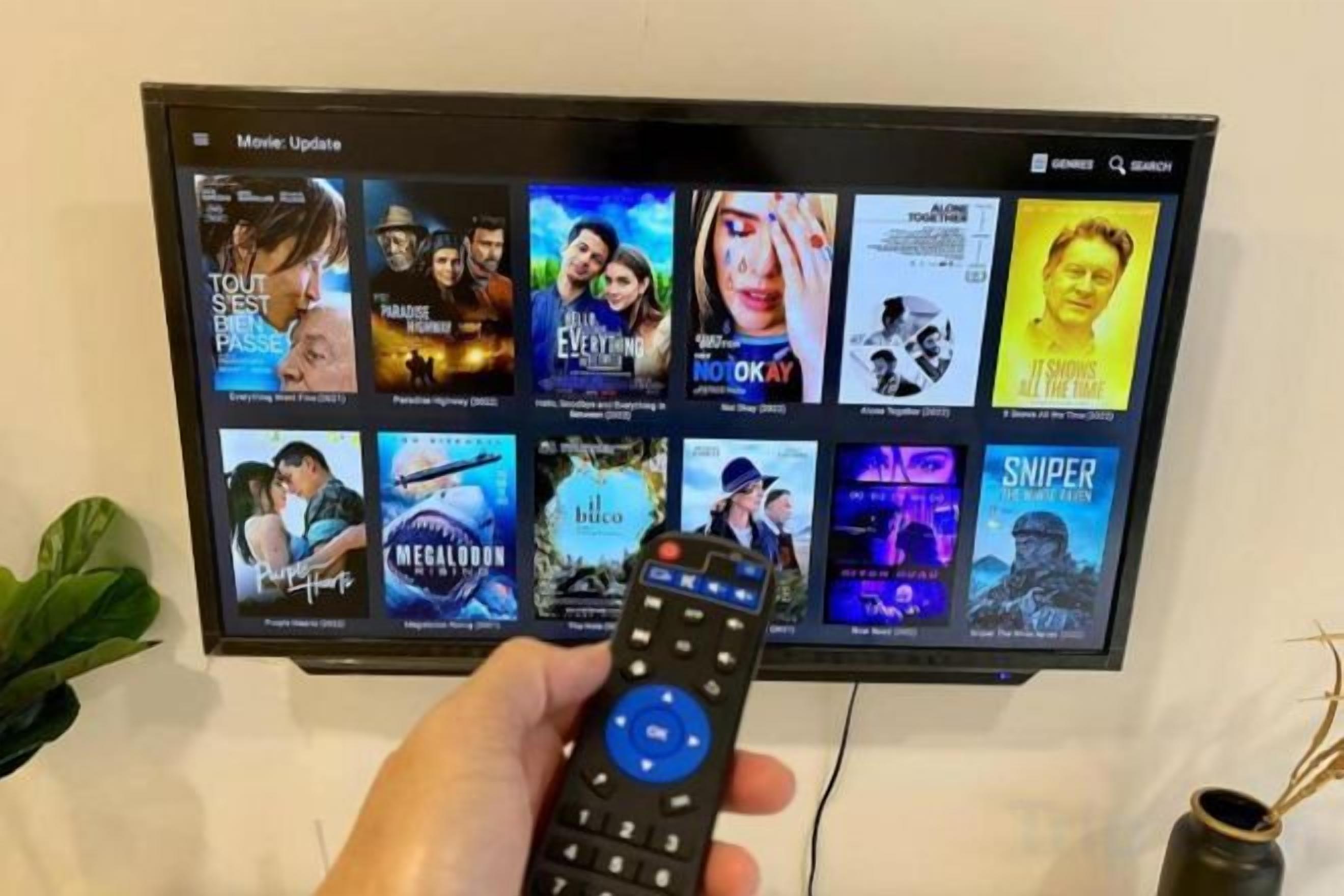 Een televisie waarop een filmstreaminginterface te zien is, met verschillende filmkeuzes.