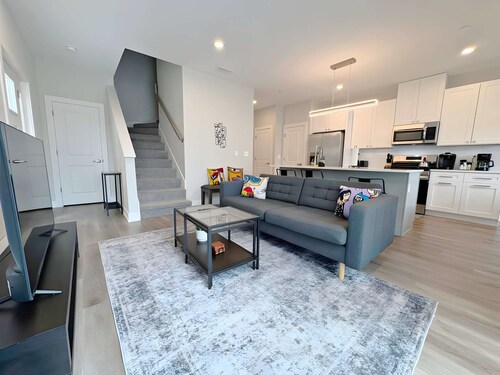 4BR Townhouse with Lake View & Parking - Sleeps 10