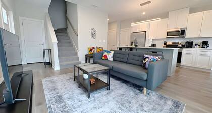 4BR Townhouse with Lake View & Parking - Sleeps 10