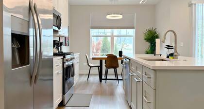 4BR Townhouse with Lake View & Parking - Sleeps 10