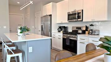 Køleskab, mikrobølgeovn, ovn, kogeplade