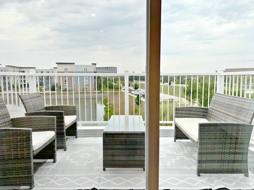 Modern 4BR Townhouse with Parking & Lake Views