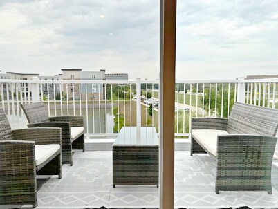 Modern 4BR Townhouse with Parking & Lake Views