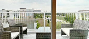 Modern 4BR Townhouse w/ Parking & Lake Views