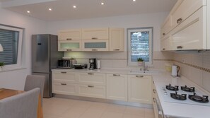 Kühlschrank, Mikrowelle, Ofen, Geschirrspüler