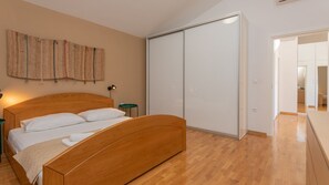 Tabla de planchar con plancha, wifi gratis y ropa de cama 