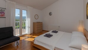 Iron/ironing board, free WiFi, bed sheets