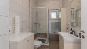 Shower, hair dryer, towels