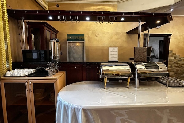 Sudah termasuk sarapan prasmanan setiap hari