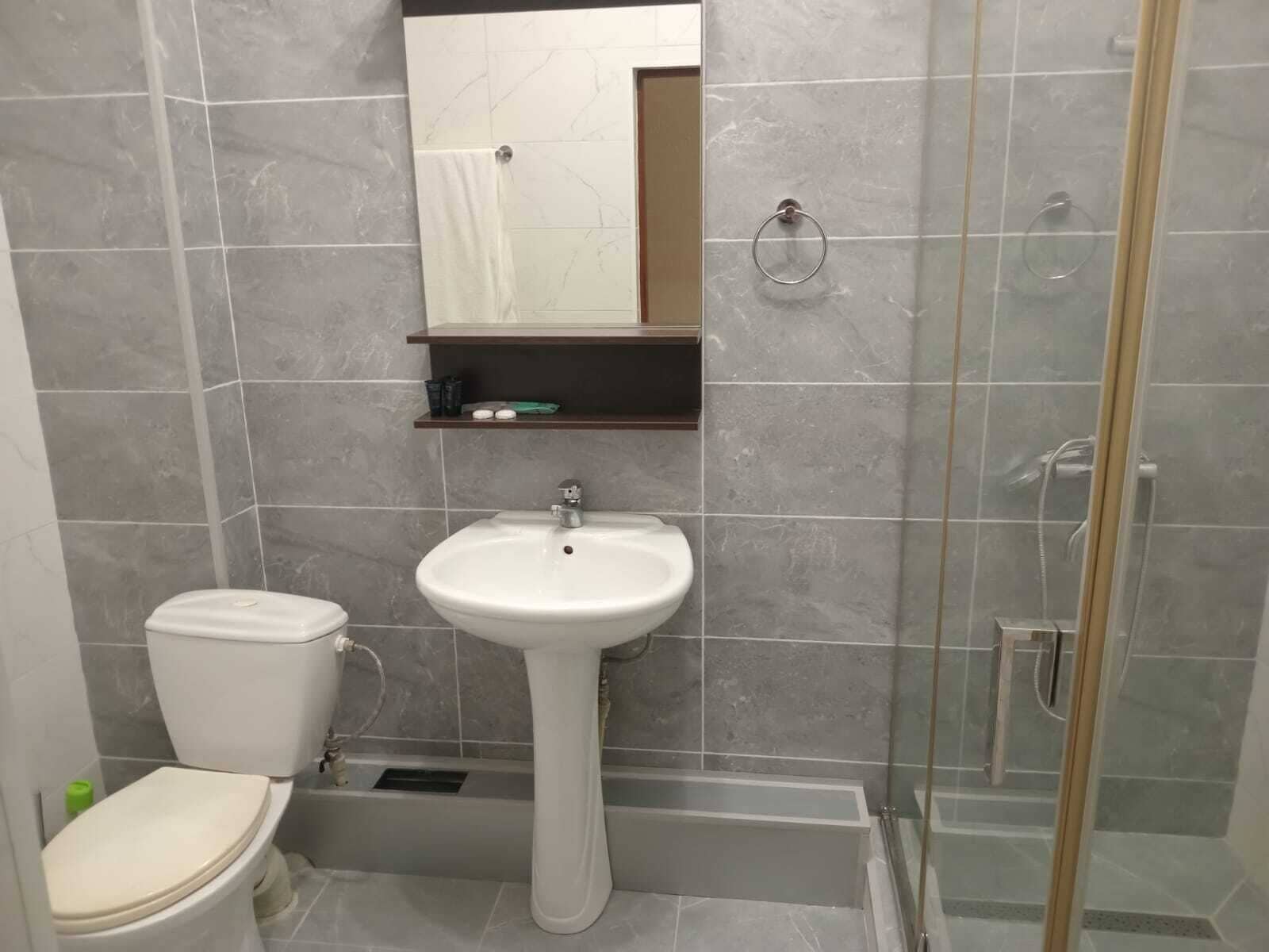 Habitación estándar, vista al patio | Baño | Regadera, secadora de cabello, pantuflas, toallas 