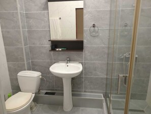 Standardzimmer, Blick auf den Innenhof | Badezimmer