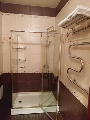 奢华套房 | 浴室 | 淋浴设施、吹风机、拖鞋、毛巾