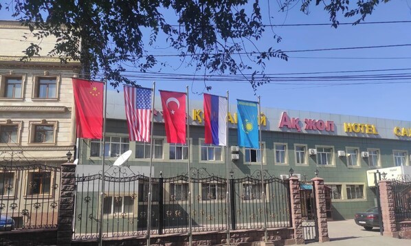 Un hotel con diverse bandiere, tra cui quella degli Stati Uniti e della Turchia, e un cartello con la scritta "Ak Köl Hotel".