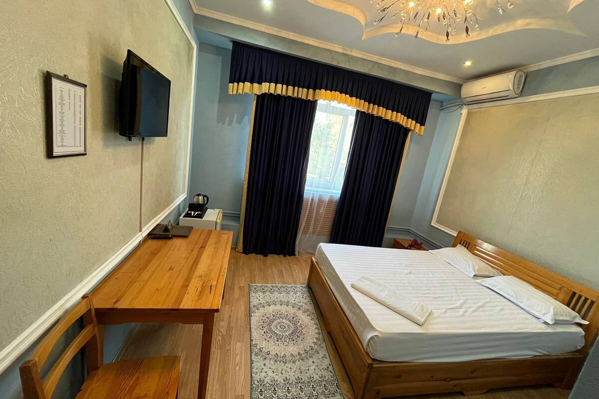 In-room safe, blackout drapes, soundproofing