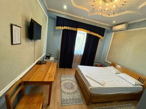 Odada kasa, güneşlik/perde, ses yalıtımı, ütü/ütü masası 