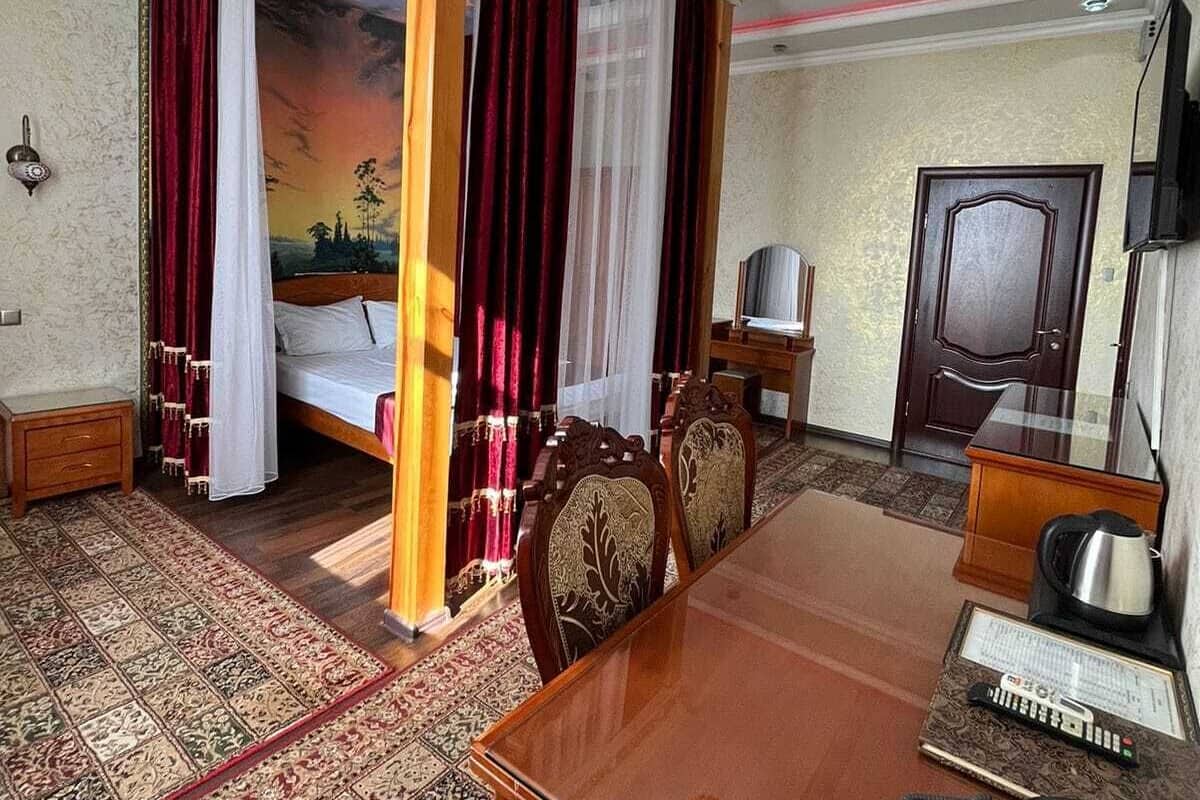 奢华套房 | 客房内保险箱、遮光窗帘、隔音、熨斗/熨板