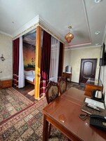 Luxury Suite | In-room safe, blackout drapes, soundproofing, iron/ironing board