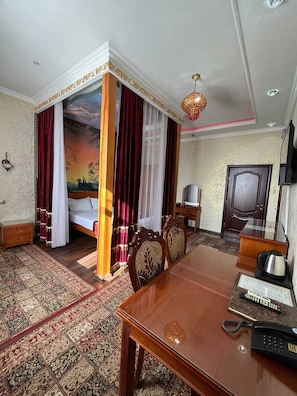 Luxury Suite | In-room safe, blackout curtains, soundproofing, iron/ironing board