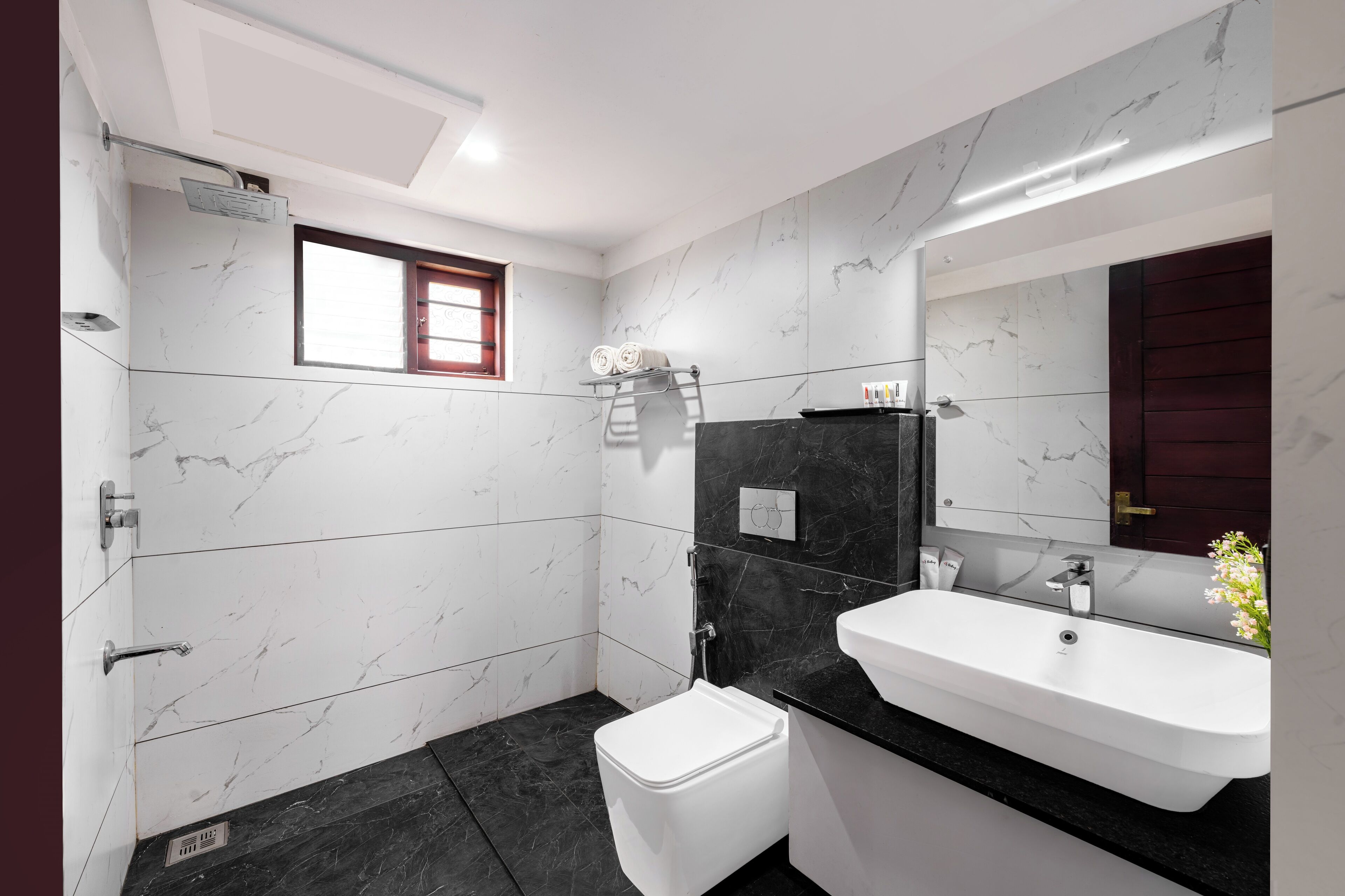 Habitación clásica, vistas al jardín | Baño | Ducha, jabón, champú y papel higiénico