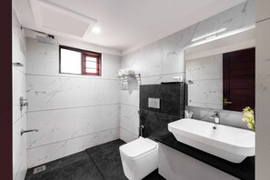 Kamar Klasik, pemandangan kebun | Kamar mandi | Shower, sabun, sampo, dan tisu toilet