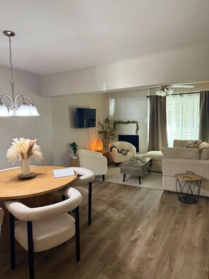 Televisie en een open haard