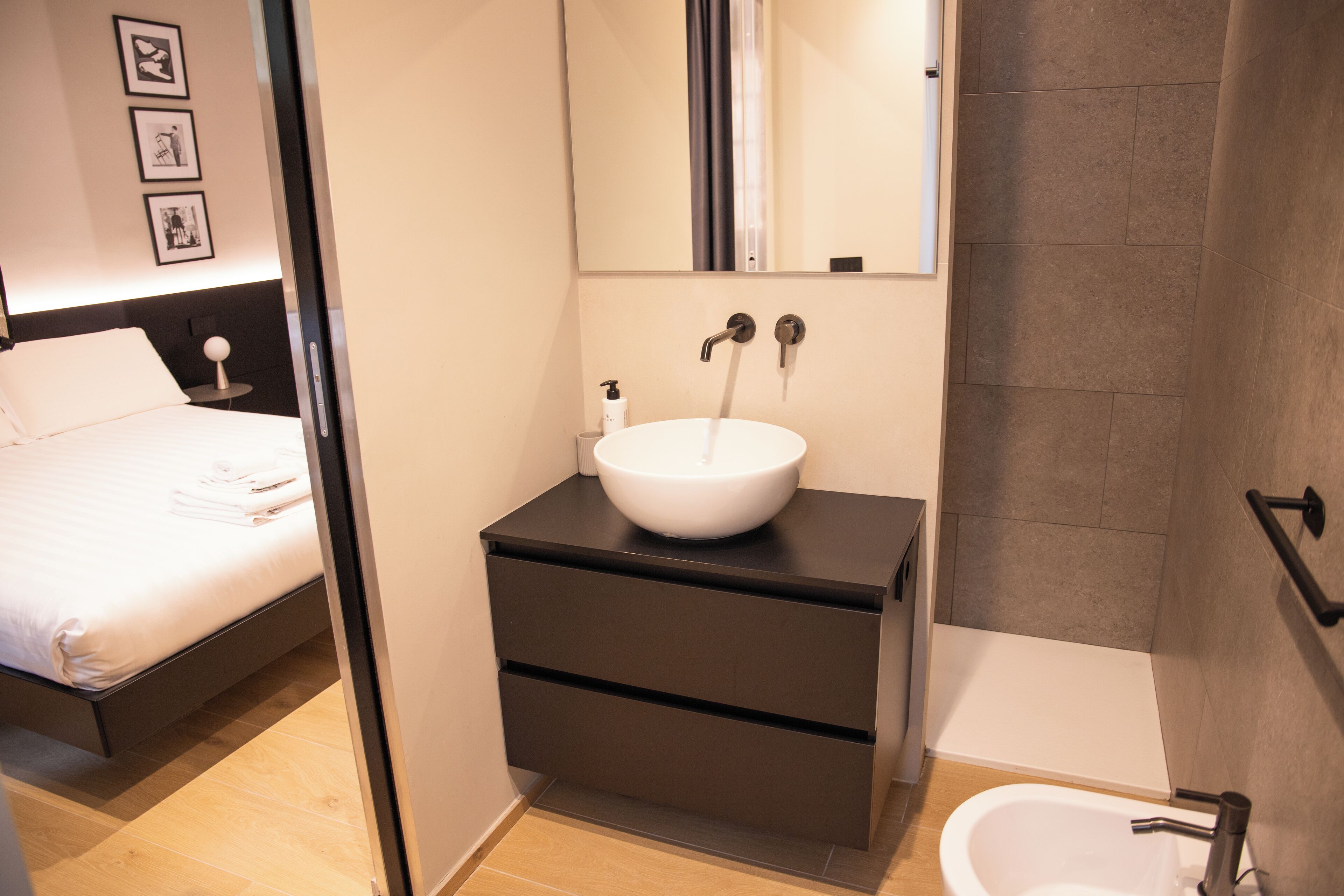 Dobbeltrom – deluxe, byutsikt | Bad | Dusj, toalettartikler (inkludert), hårføner og håndklær