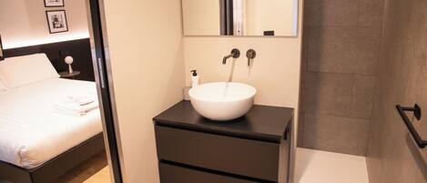 Quarto casal luxo, vista para a cidade | Banheiro | Chuveiro, produtos de toalete grátis, secador de cabelo