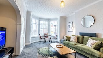 Apartment, 1 King Bed with Sofa bed | Living area