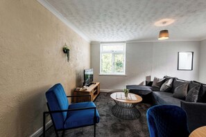 Apartment, 1 King Bed with Sofa bed | Living area