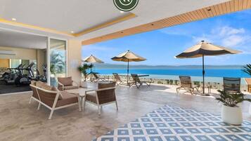 Condo, 1 cama King size y sofá cama, hidromasaje, vista al océano (Naarena 401) | Terraza o patio