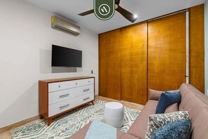 Condo, 1 cama King size y sofá cama, hidromasaje, vista al océano (Naarena 401) | Área de sala de estar
