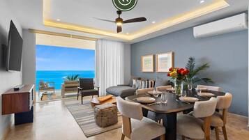 Condo, 1 cama King size y sofá cama, hidromasaje, vista al océano (Naarena 401) | 2 habitaciones, decoración personalizada y muebles diferentes