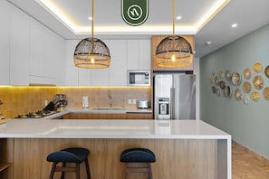 Departamento, 1 cama King size y sofá cama, balcón, vista al océano (Naarena 401) | Cocina privada | Comedor