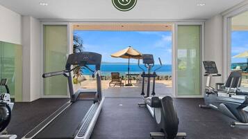 Condo, 1 cama King size y sofá cama, hidromasaje, vista al océano (Naarena 401) | Sala de fitness