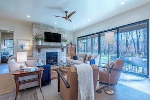 Smart-TV, Kamin, Bücher, Stereoanlage