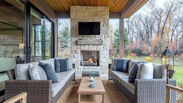 Smart TV, fireplace, books, stereo