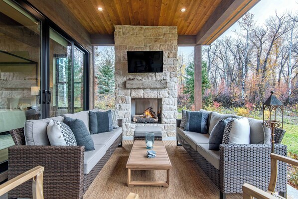 Smart-TV, Kamin, Bücher, Stereoanlage