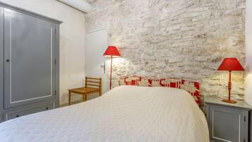 Iron/ironing board, WiFi, bed sheets