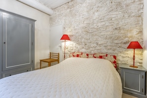 Tabla de planchar con plancha, wifi y ropa de cama 