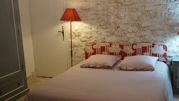 Een strijkplank/strijkijzer, wifi, beddengoed