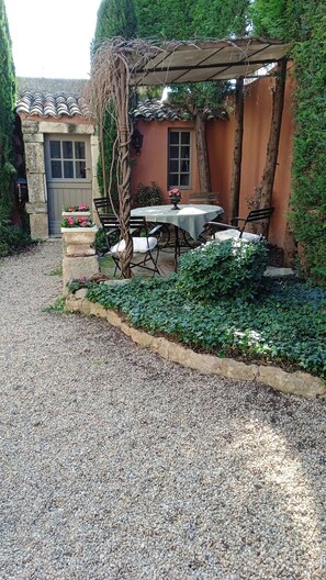 Outdoor dining - The Little House of the Isle (L'Isle sur la sorgue)