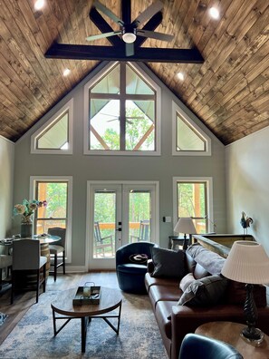 Smart-tv, eldstad, tv-spel och bordsfotboll