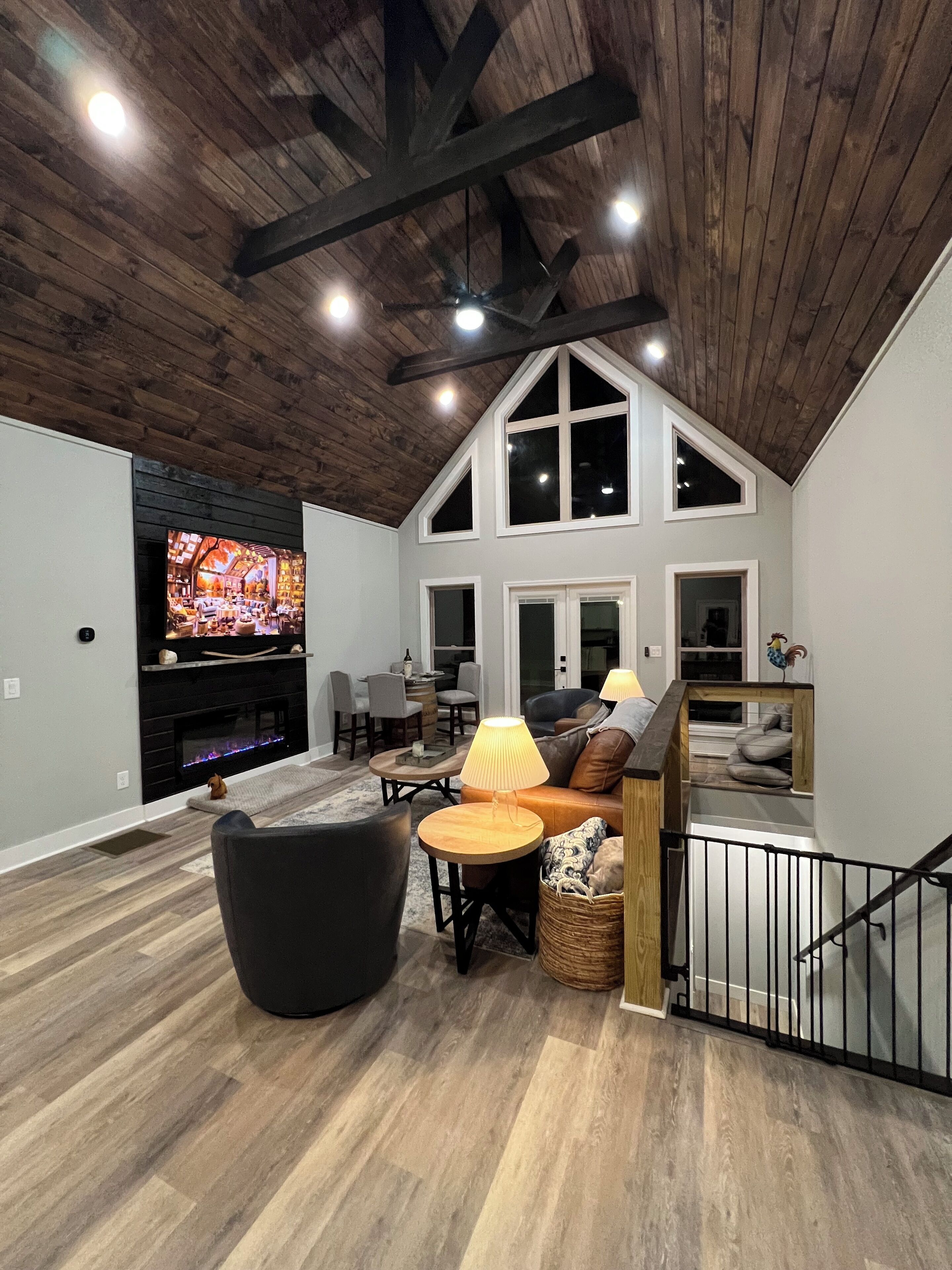 Una Smart TV, una chimenea, videojuegos, un futbolín