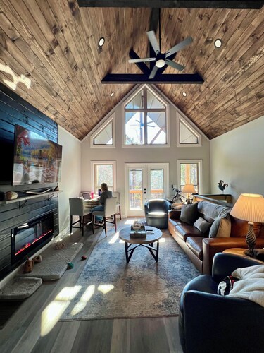 Charming 3 Bed 2 bath Riverfront New! Chic Home in Demorest, GA mountains.