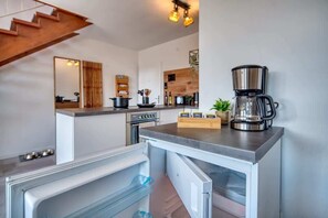 Fridge, oven, stovetop, dishwasher
