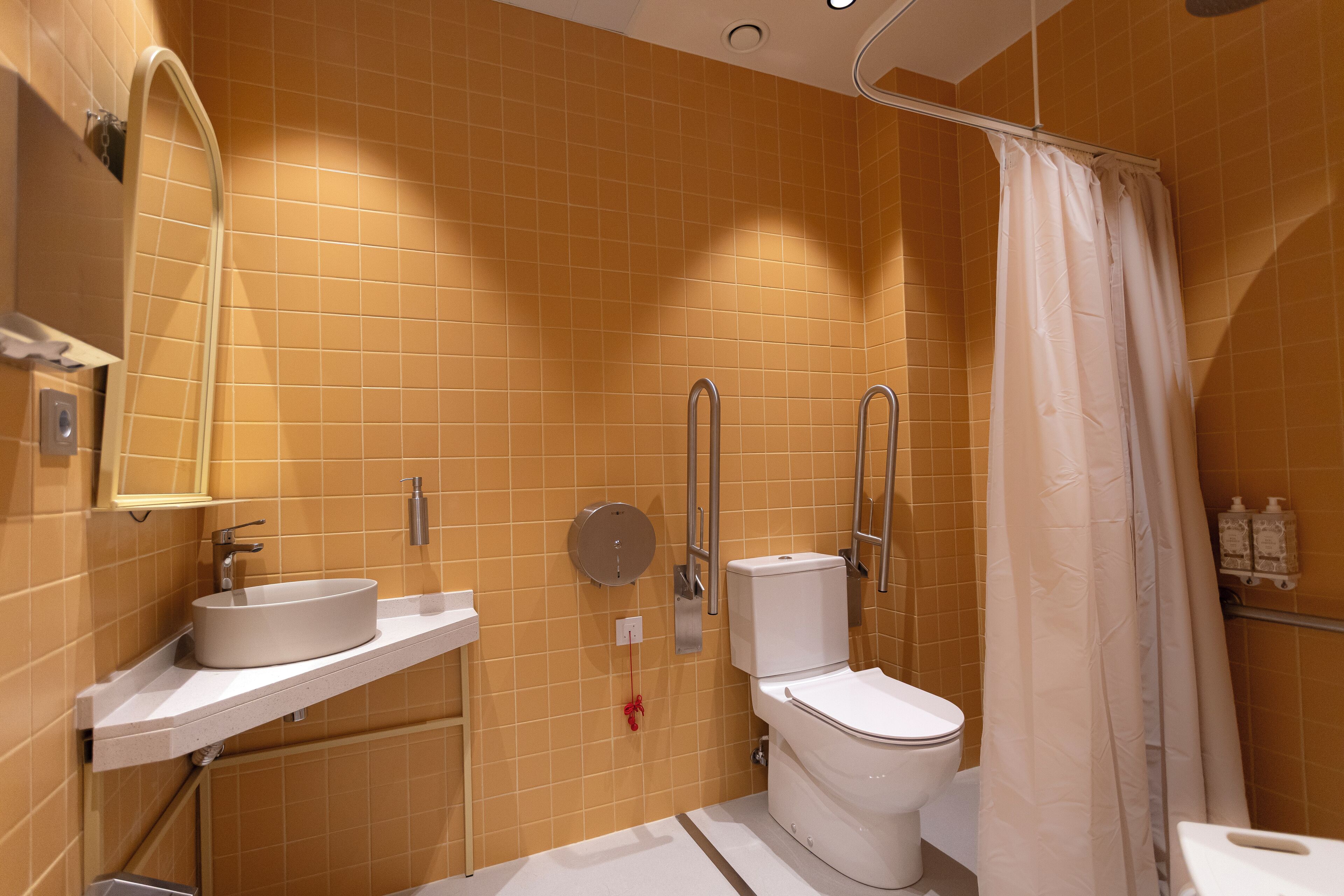 Ein Badezimmer mit Waschbecken, Toilette und Duschvorhang.