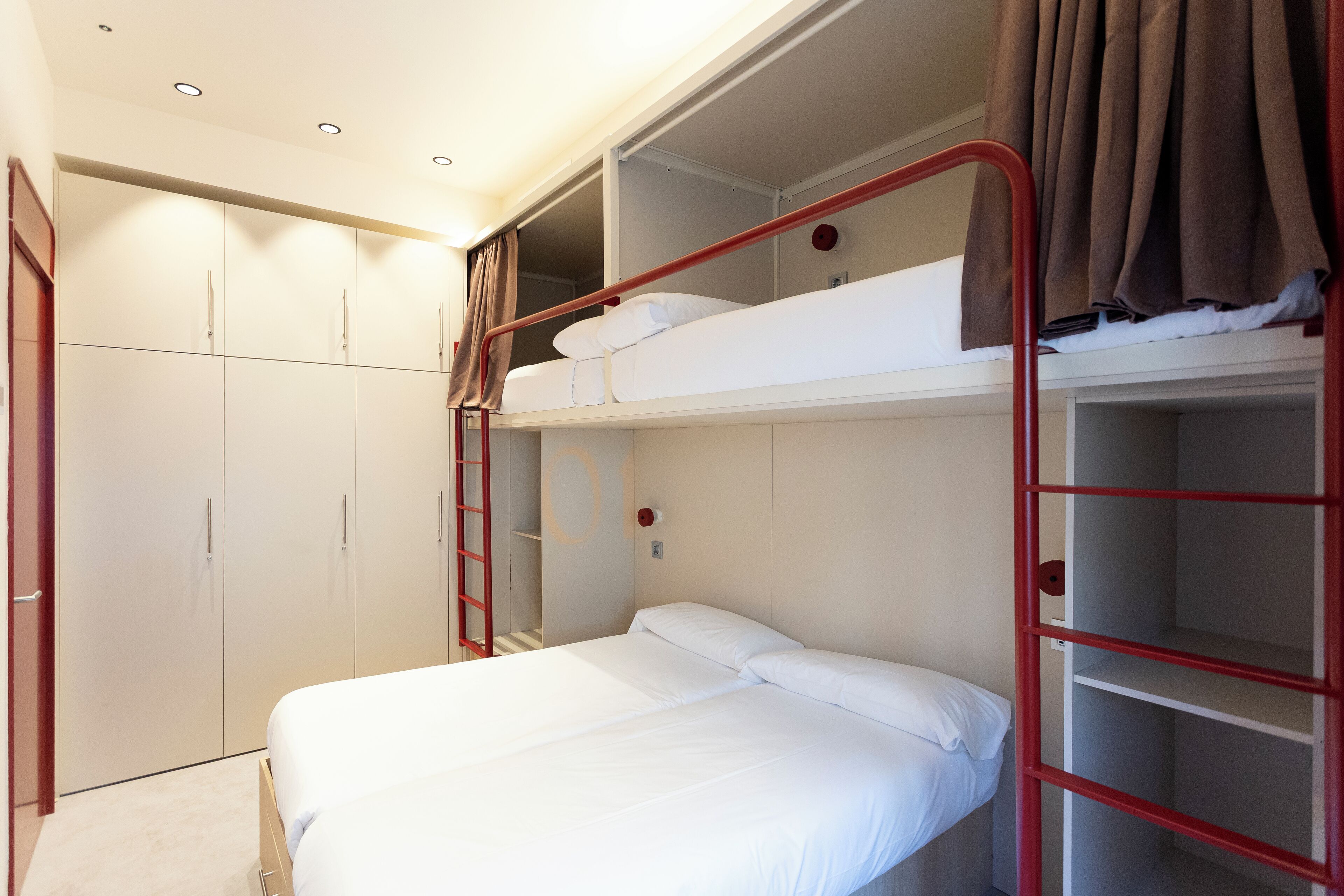 Quarto quádruplo família, 1 quarto | Cortinas blackout, ferros/tábuas de passar roupa, Wi-Fi de cortesia