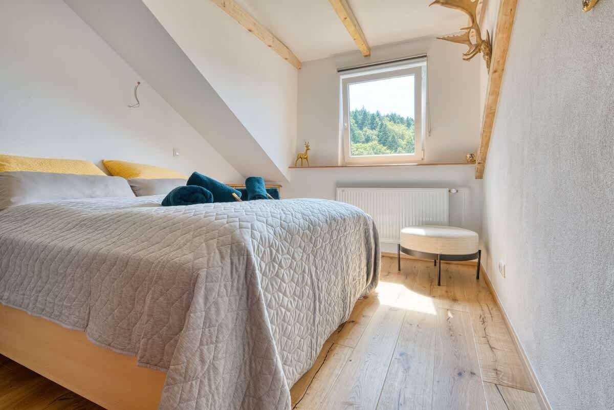 3 makuuhuonetta, silitysrauta/-lauta, vauvan matkasänky, Wi-Fi