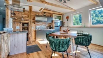 Een koelkast, een microgolfoven, een oven, een kookplaat