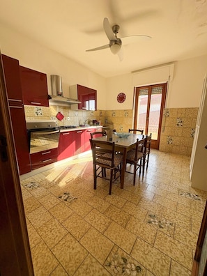 Kühlschrank, Ofen, Herdplatte, Wasserkocher mit Kaffee-/Teezubehör